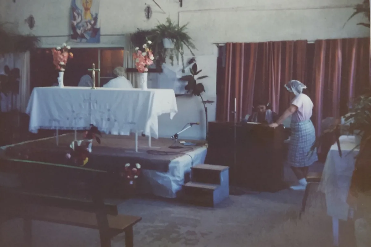 Una de las primeras reuniones de la iglesia, en un local prestado