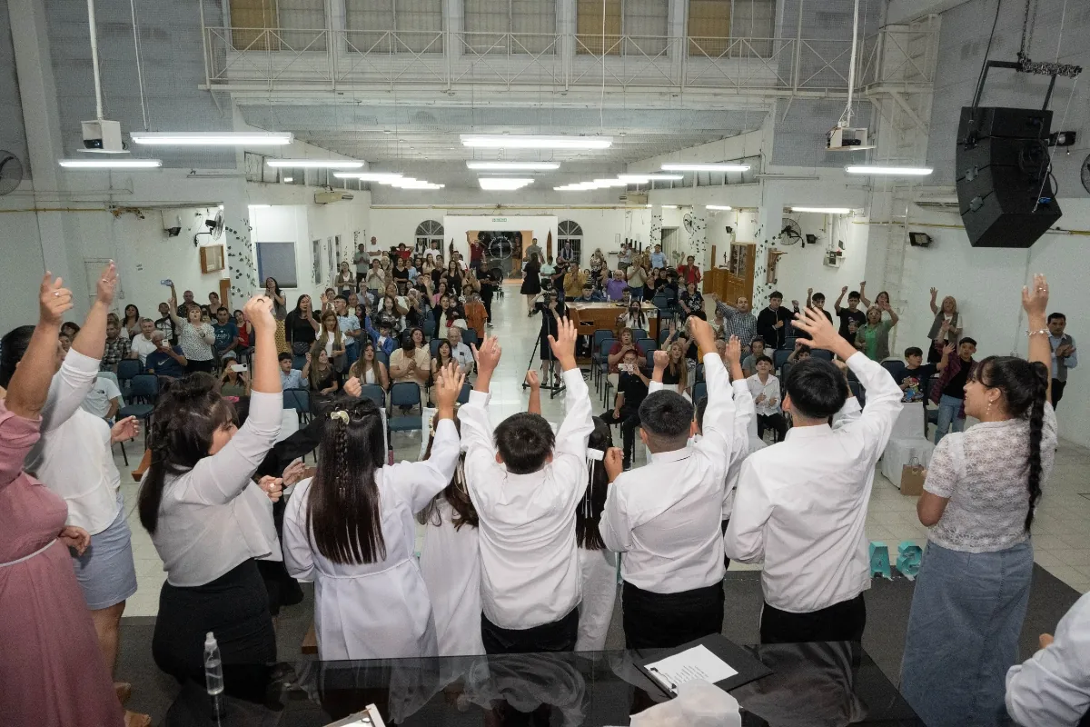 Congregación alabando a Dios en el templo