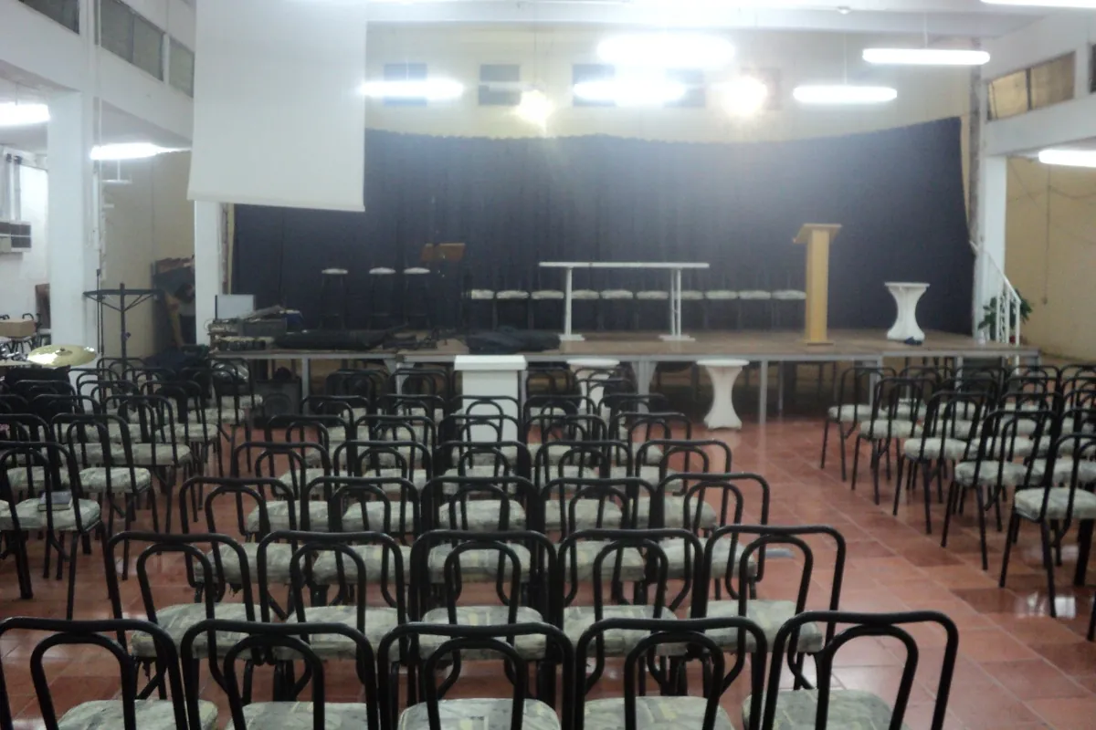 Interior del templo con el escenario y las sillas en sus primeras etapas