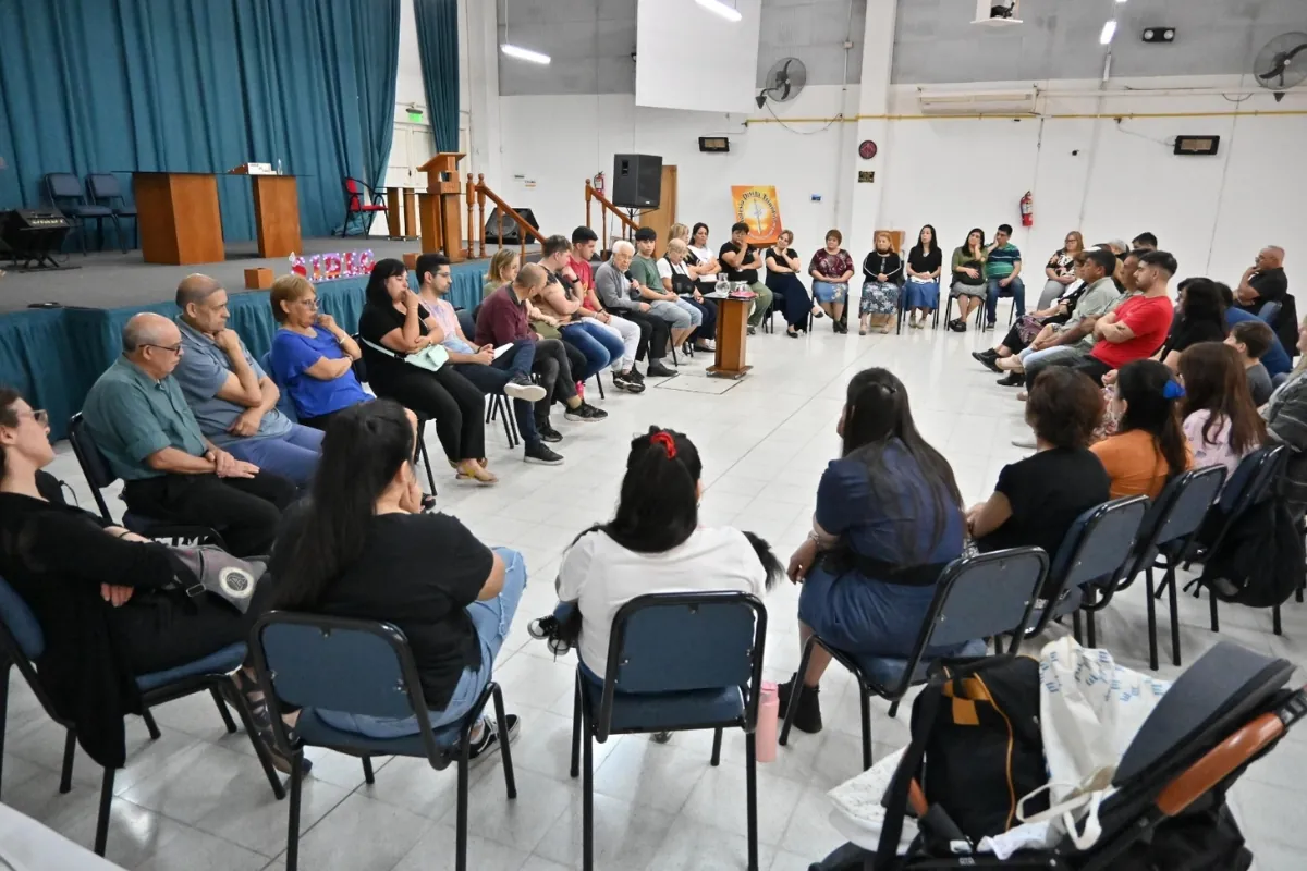 Hermanos reunidos en círculo durante una clase en el templo