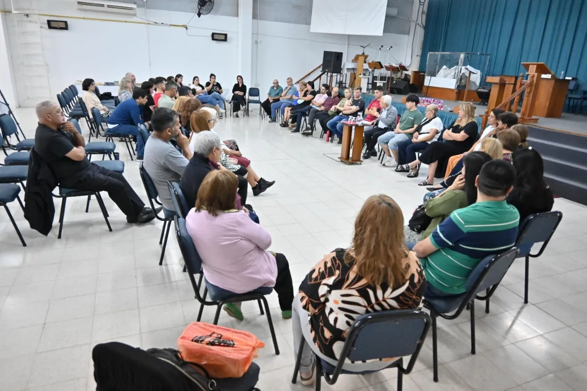 Clase bíblica con hermanos sentados en ronda