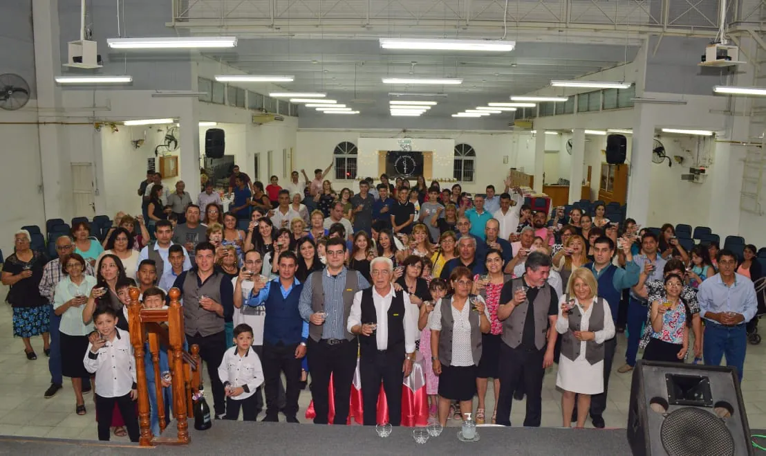 Congregación de la Iglesia Divina Trinidad reunida en el templo